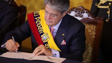 Photo of Sacar a 1,7 millones de personas de la central de riesgos y derogar el reglamento de la ley de Comunicación: los primeros decretos de Lasso en Ecuador