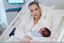 Photo of Khloé Kardashian presumió en camilla de hospital a su bebé recién nacido por vientre subrogado
